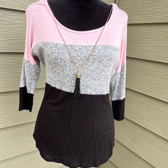 DISCREET women's size M, lightweight sweater, attached necklace . - Picture 2 of 6